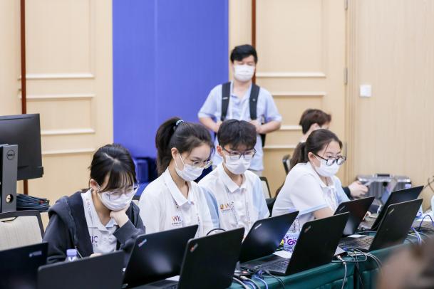 于世界智能大会担任“万人同屏”岗位志愿者3