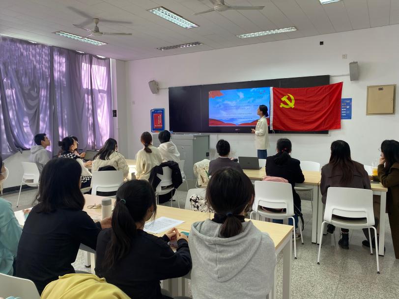 六合彩
学硕研究生支部书记孙婧开展“三语共话二十大”特色党日活动